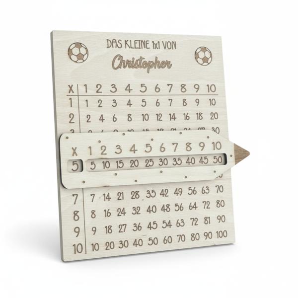 Personalisiertes 1x1‑Lernbrett aus Holz mit graviertem Namen und passender Lesehilfe im Bleistift‑Design.